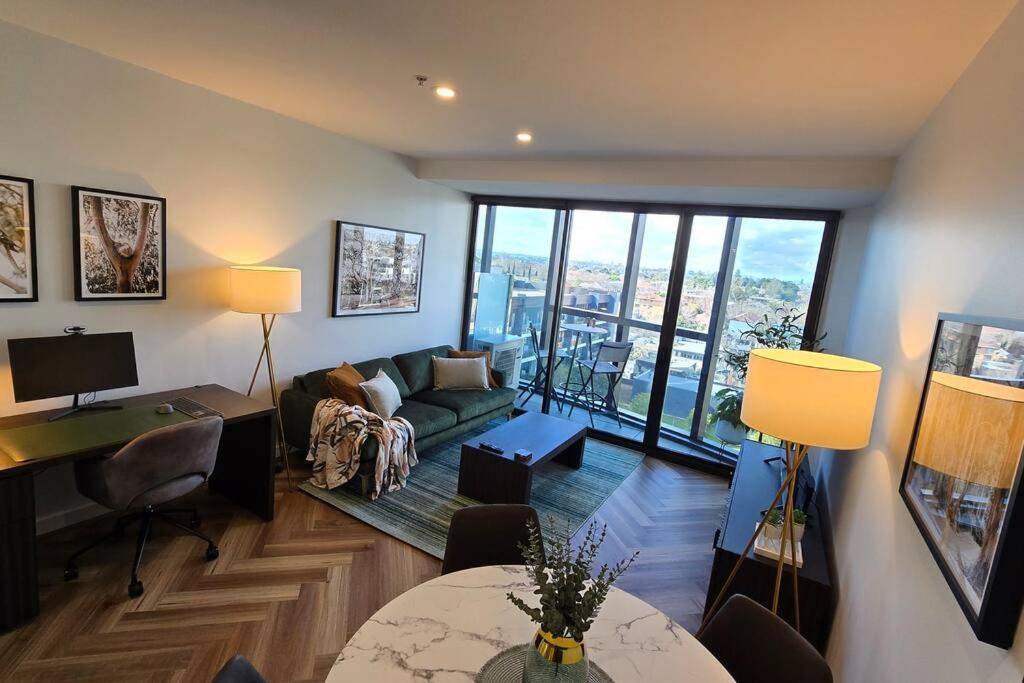 Gorgeous 1 bed Exec South Yarra with workspace