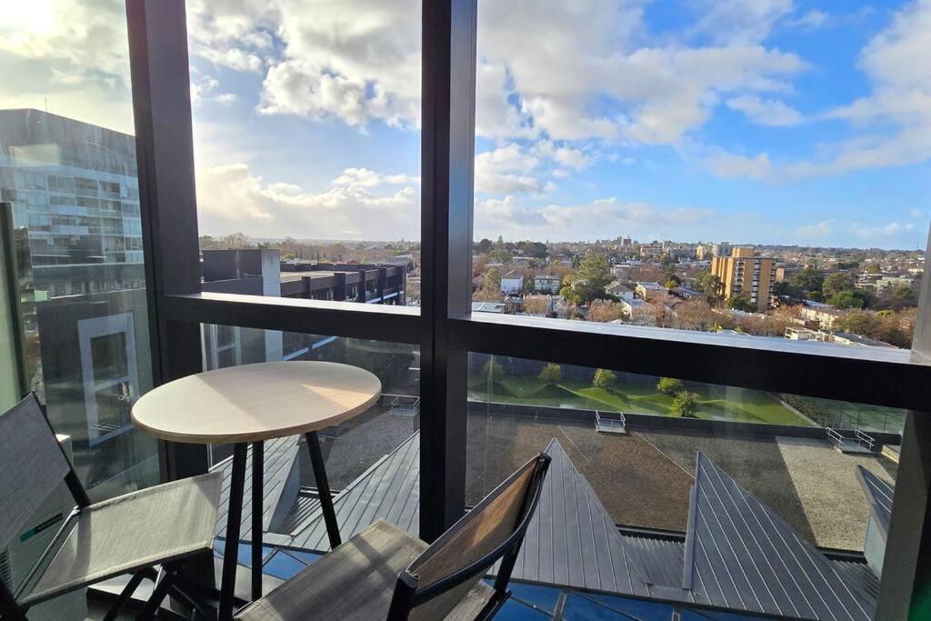 Gorgeous 1 bed Exec South Yarra with workspace