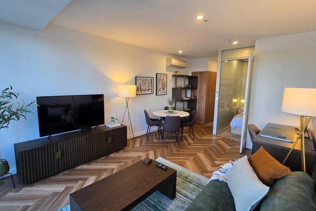 Gorgeous 1 bed Exec South Yarra with workspace