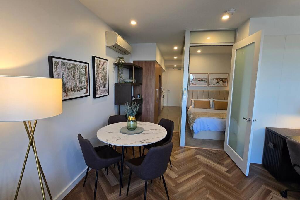 Gorgeous 1 bed Exec South Yarra with workspace