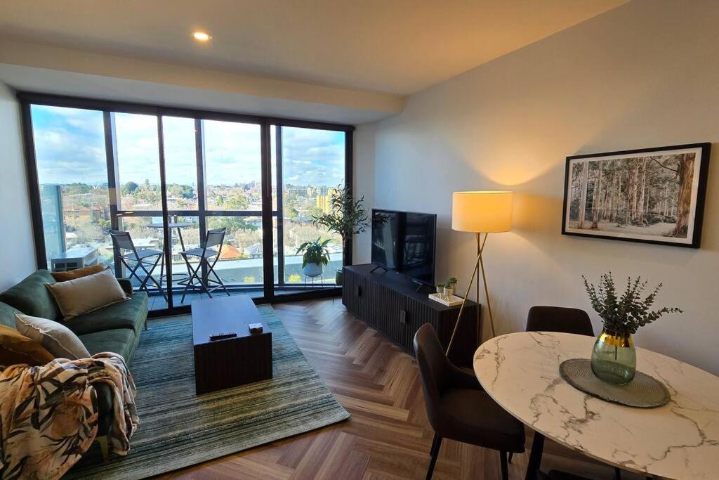 Gorgeous 1 bed Exec South Yarra with workspace