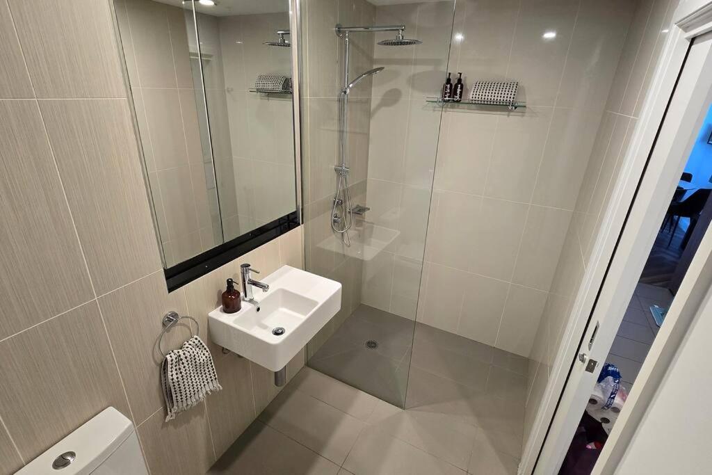 Gorgeous 1 bed Exec South Yarra with workspace