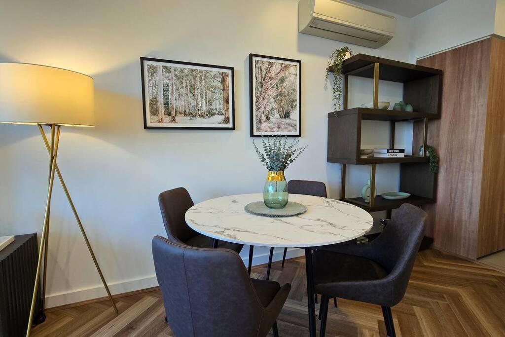Gorgeous 1 bed Exec South Yarra with workspace