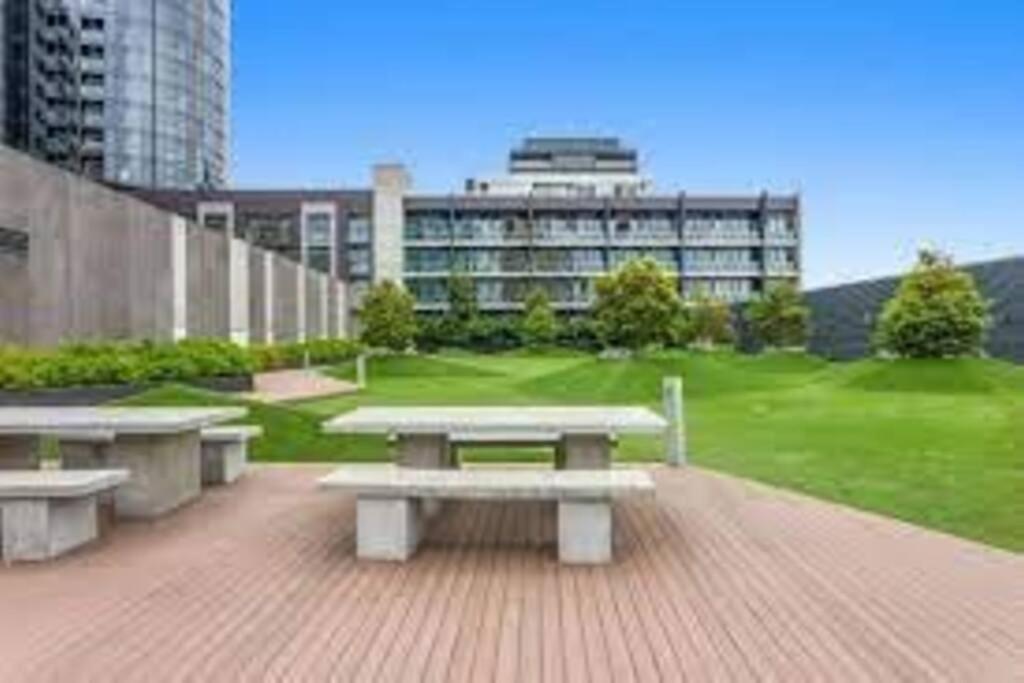 Gorgeous 1 bed Exec South Yarra with workspace