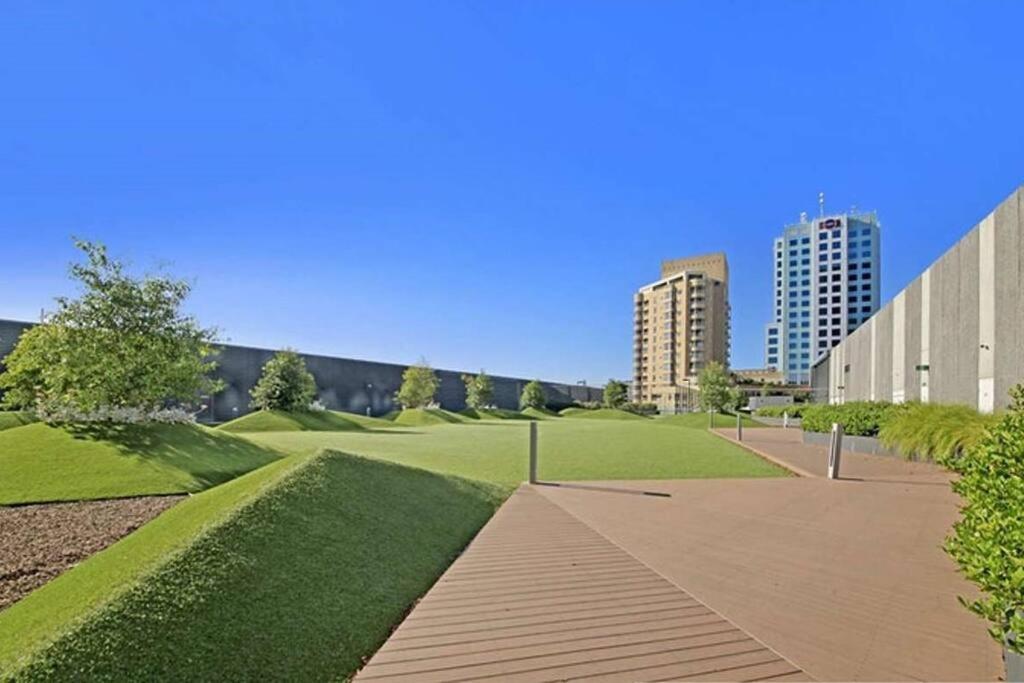 Gorgeous 1 bed Exec South Yarra with workspace
