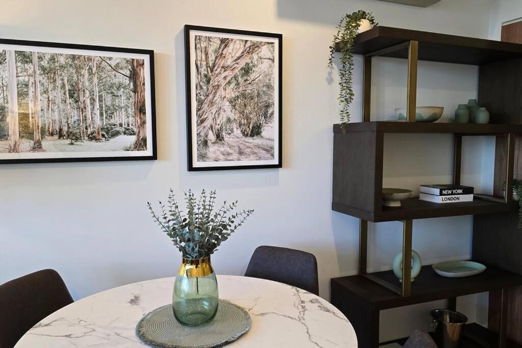 Gorgeous 1 bed Exec South Yarra with workspace