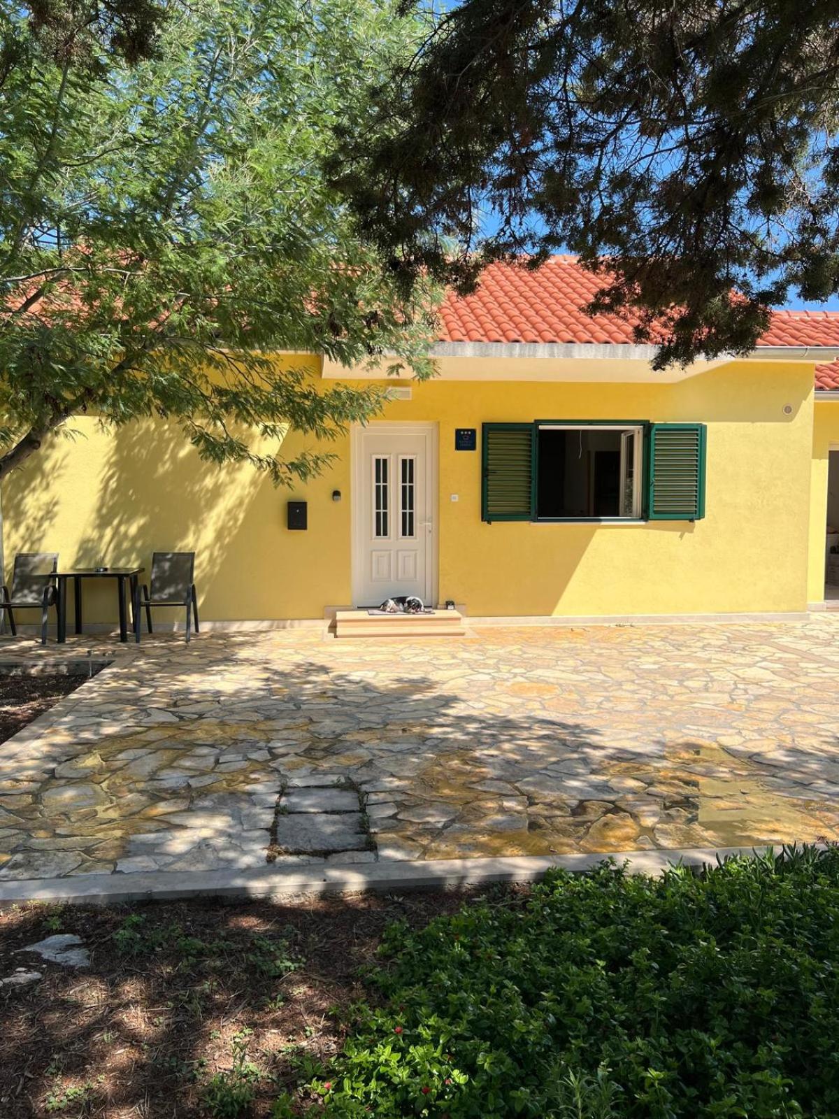 HOLIDAY HOUSE Ose view 2