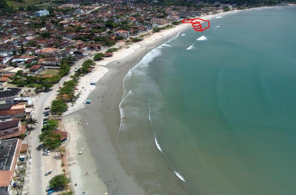 Apartamento em condomínio de frete pra praia