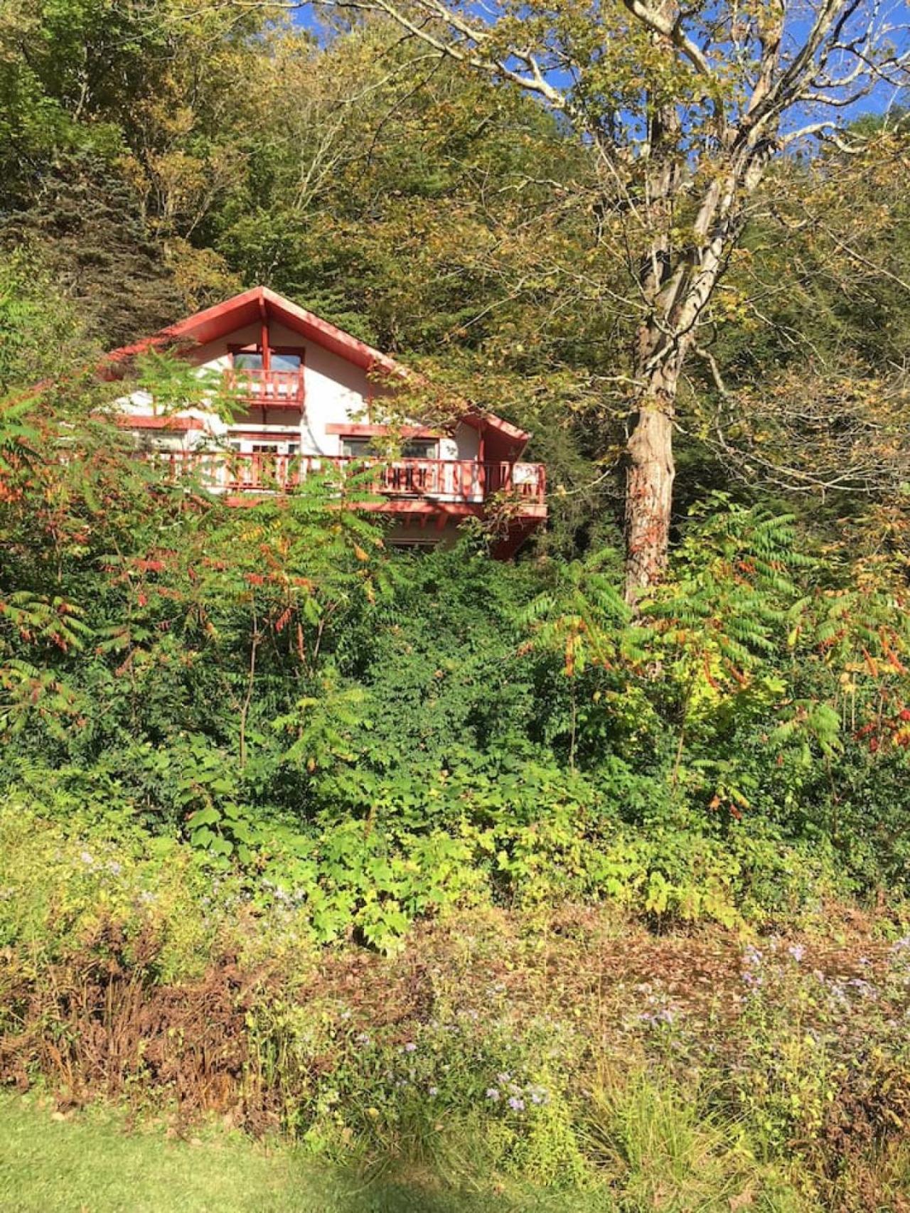 Alpine Four Season Lodge Shandaken NY sleeps 18