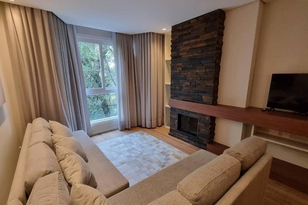 Ap em Canela com AC,lareira, piscina, garagem