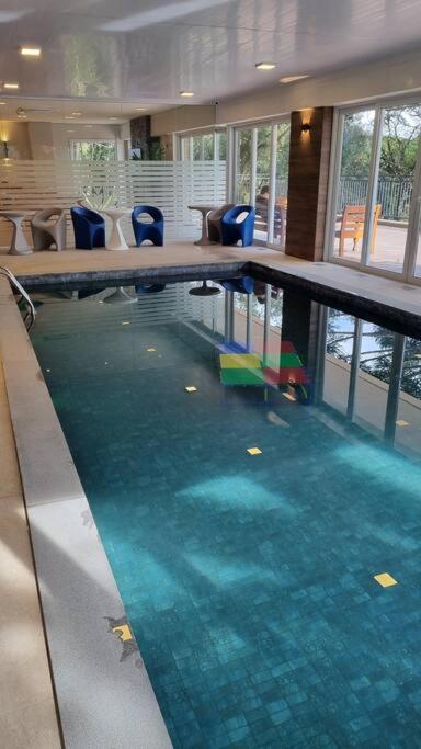 Ap em Canela com AC,lareira, piscina, garagem