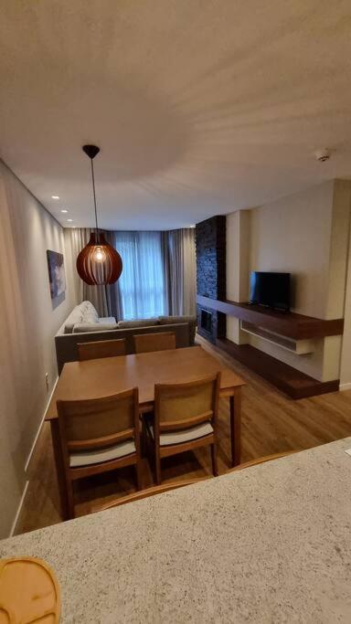 Ap em Canela com AC,lareira, piscina, garagem