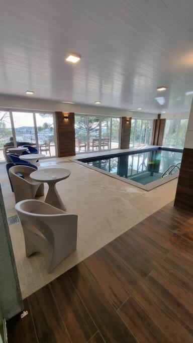 Ap em Canela com AC,lareira, piscina, garagem