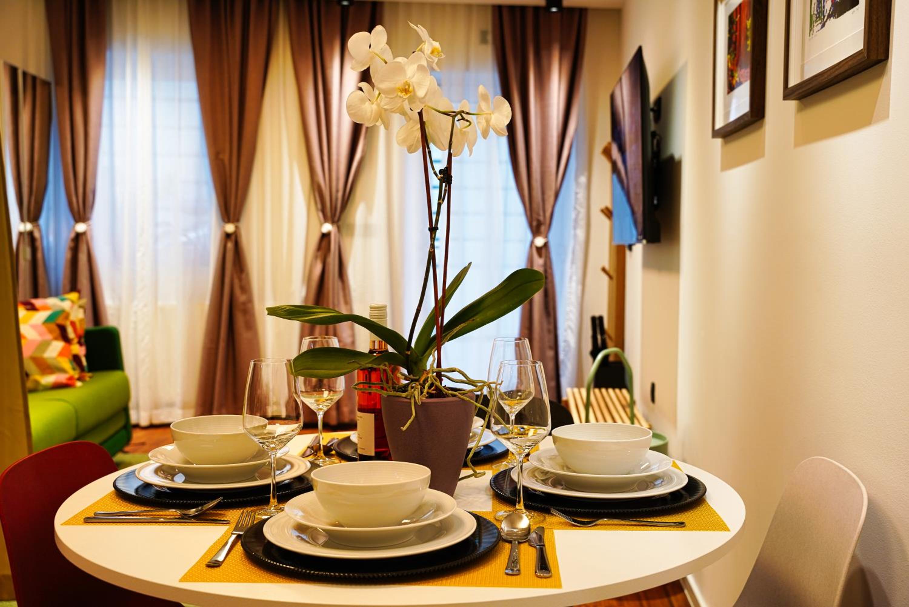 SIX IN THE CITY - Stylish Ground-Floor Apartment in Ljubljana Old Town with Private Entrance view 3