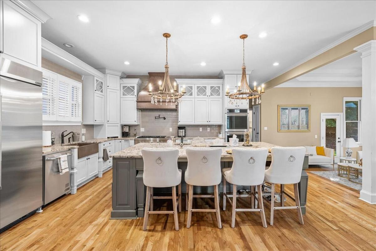 11580sqft Large Home By Airport view 5