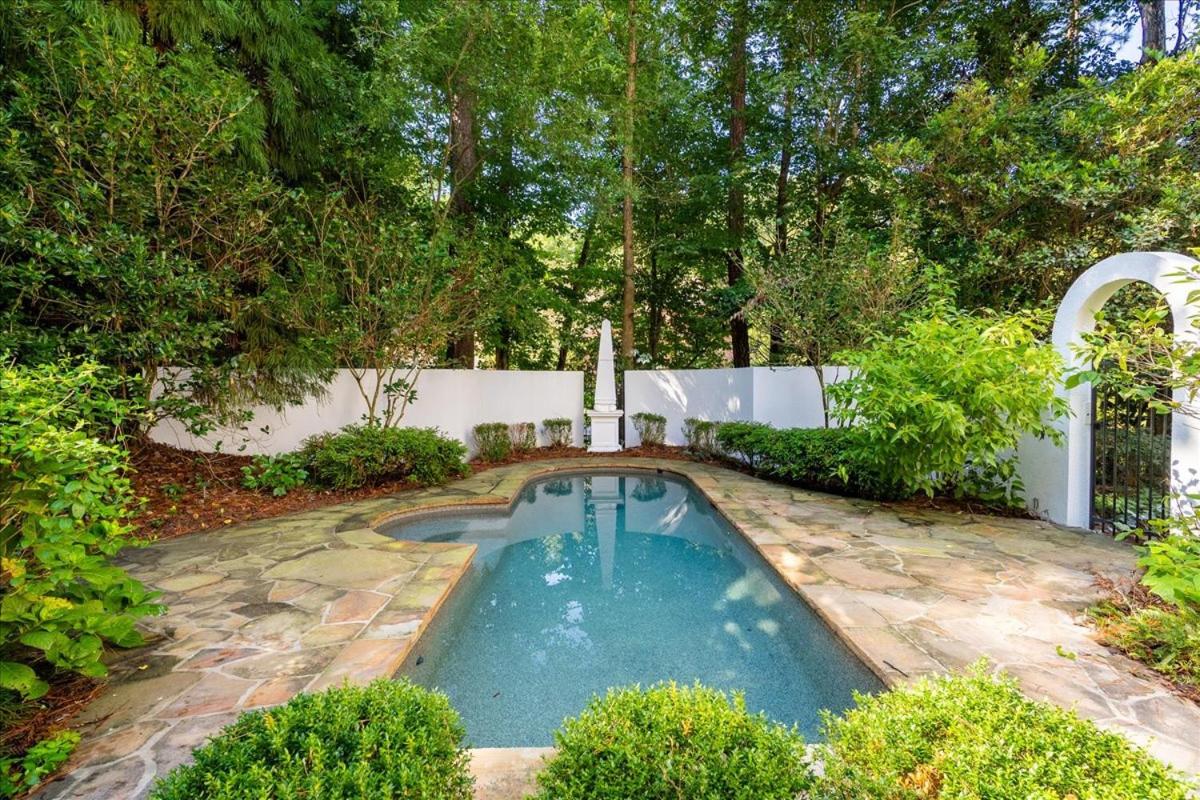 11580sqft Large Home By Airport view 4