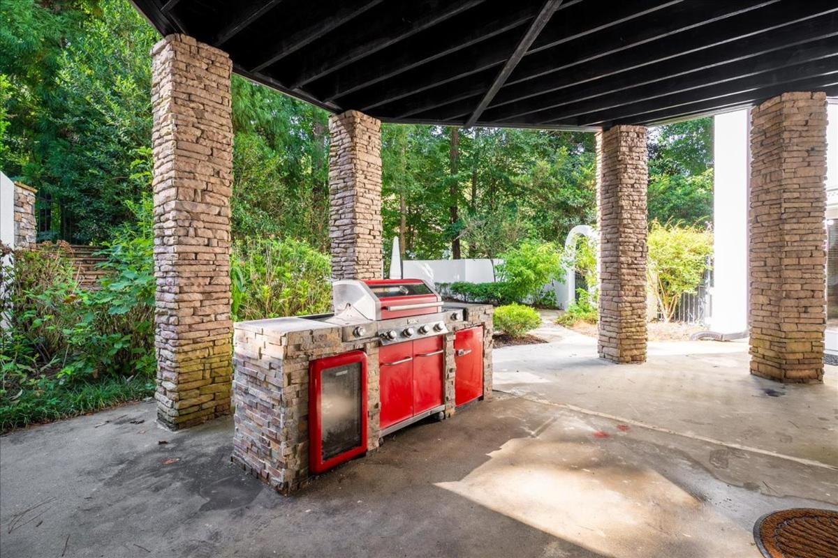 11580sqft Large Home By Airport view 3