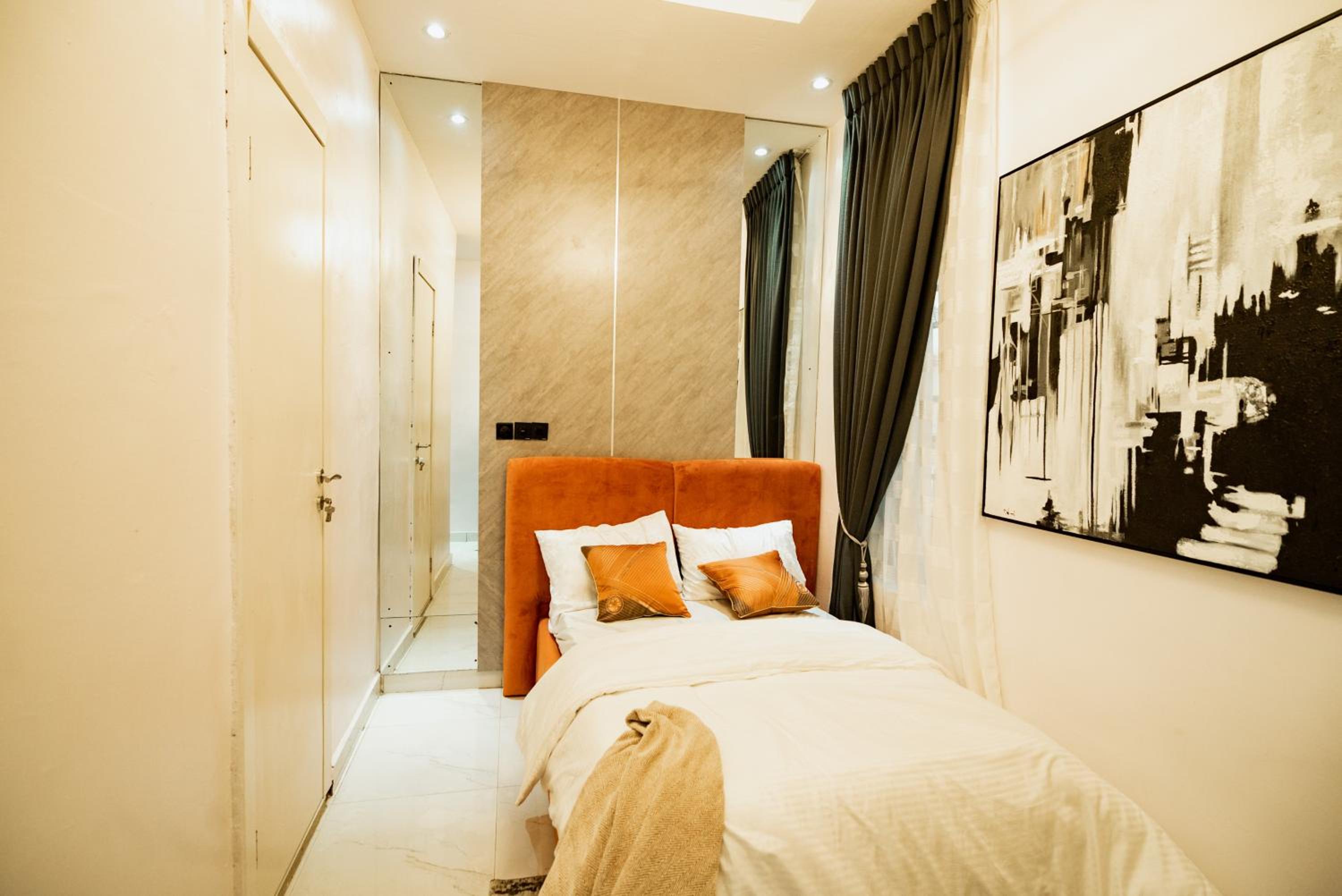 5 bedroom classy fully furnished