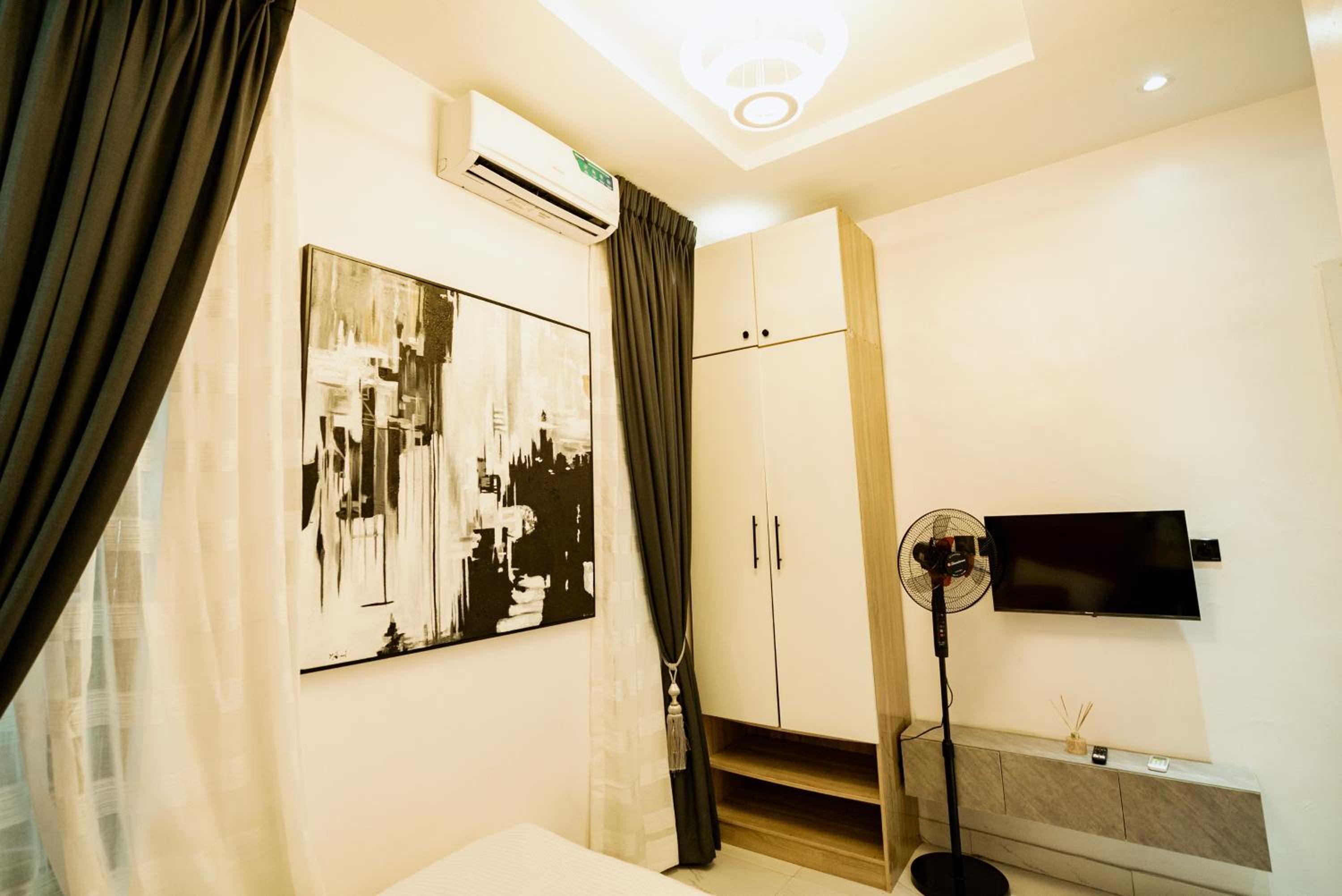 5 bedroom classy fully furnished