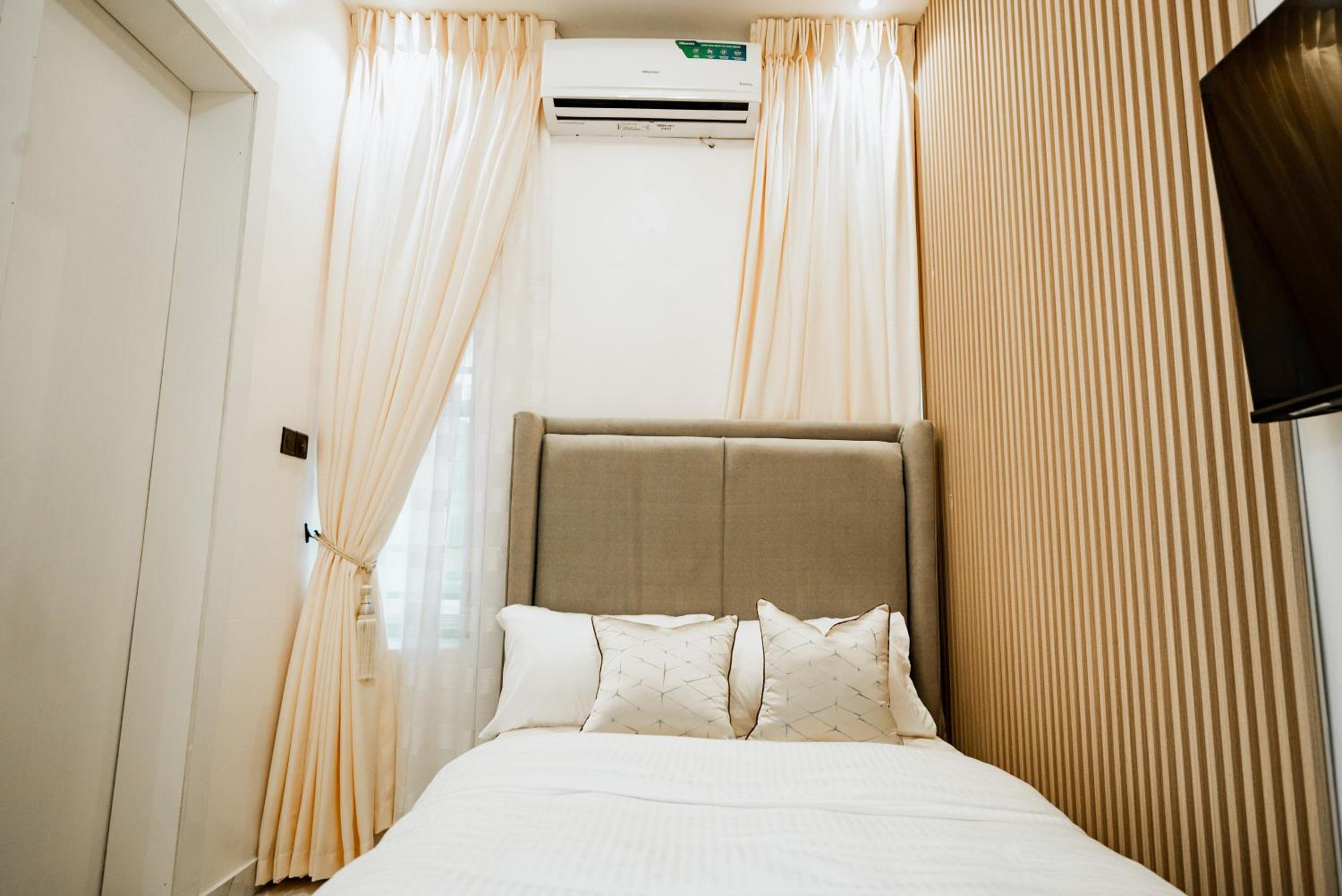 5 bedroom classy fully furnished