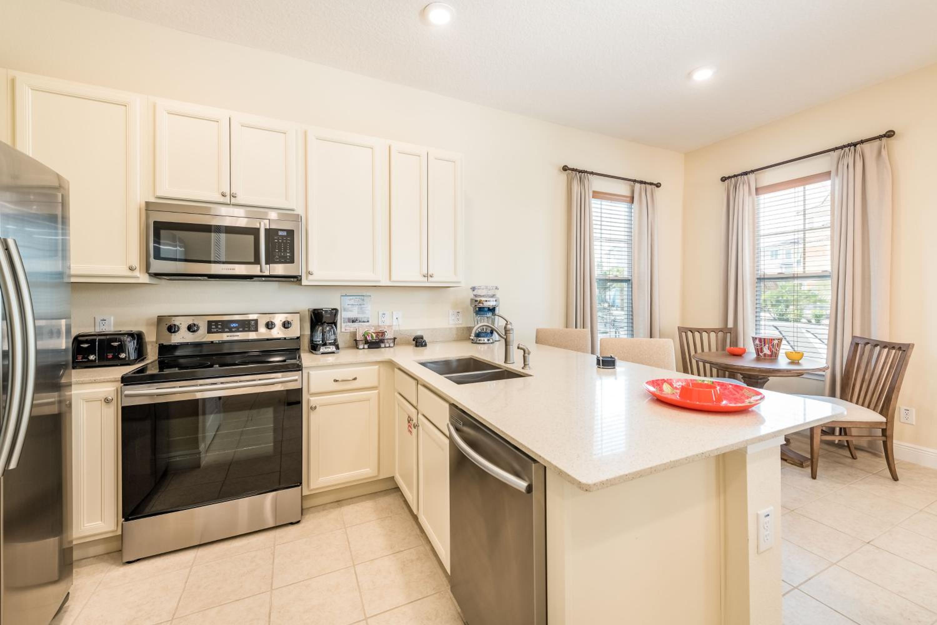 Charming Cottage 3 Miles to Disney with Margaritaville Resort Access - 3099KL