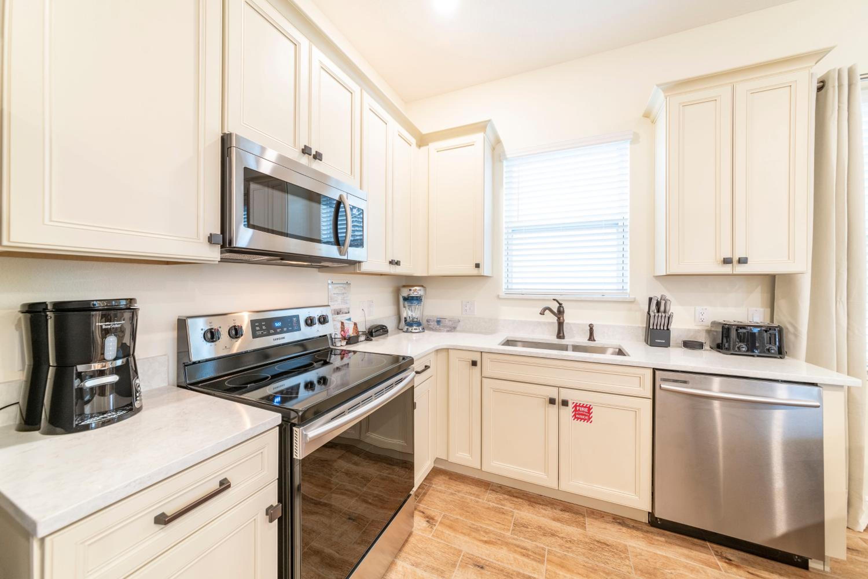 Sunny Cottage Near Disney with Margaritaville Resort Access - 2979LA