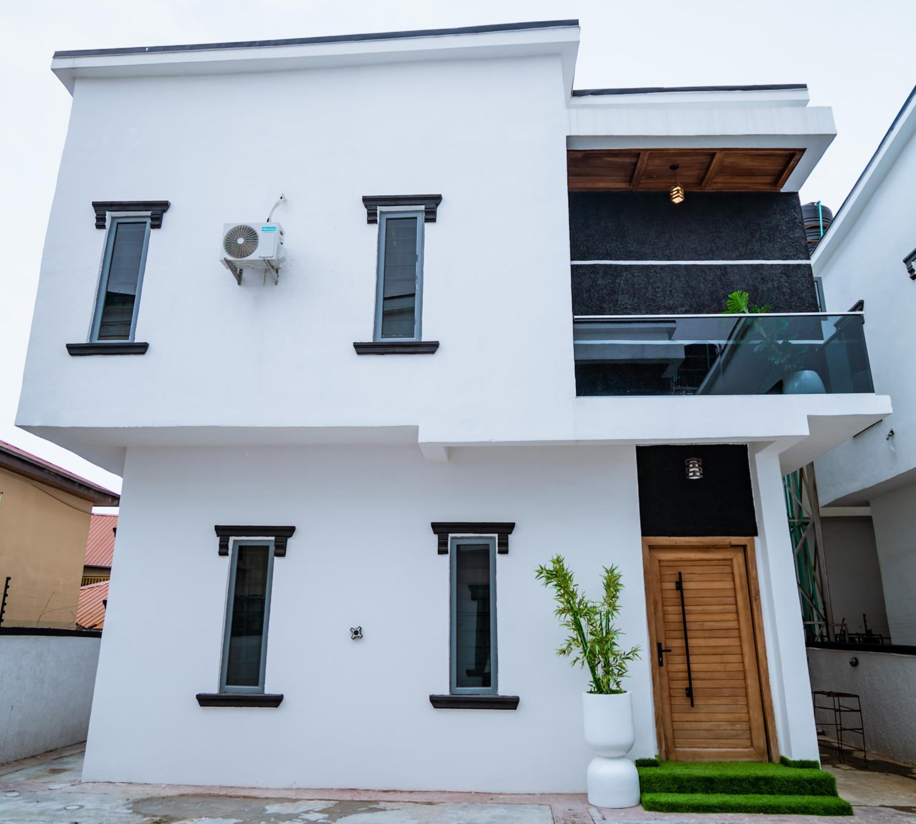 5 bedroom classy fully furnished