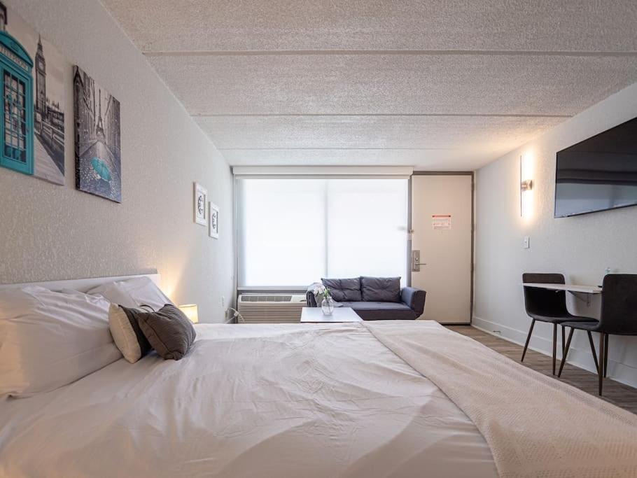 minutes to Disney 1BR Charming Condo with Pool view