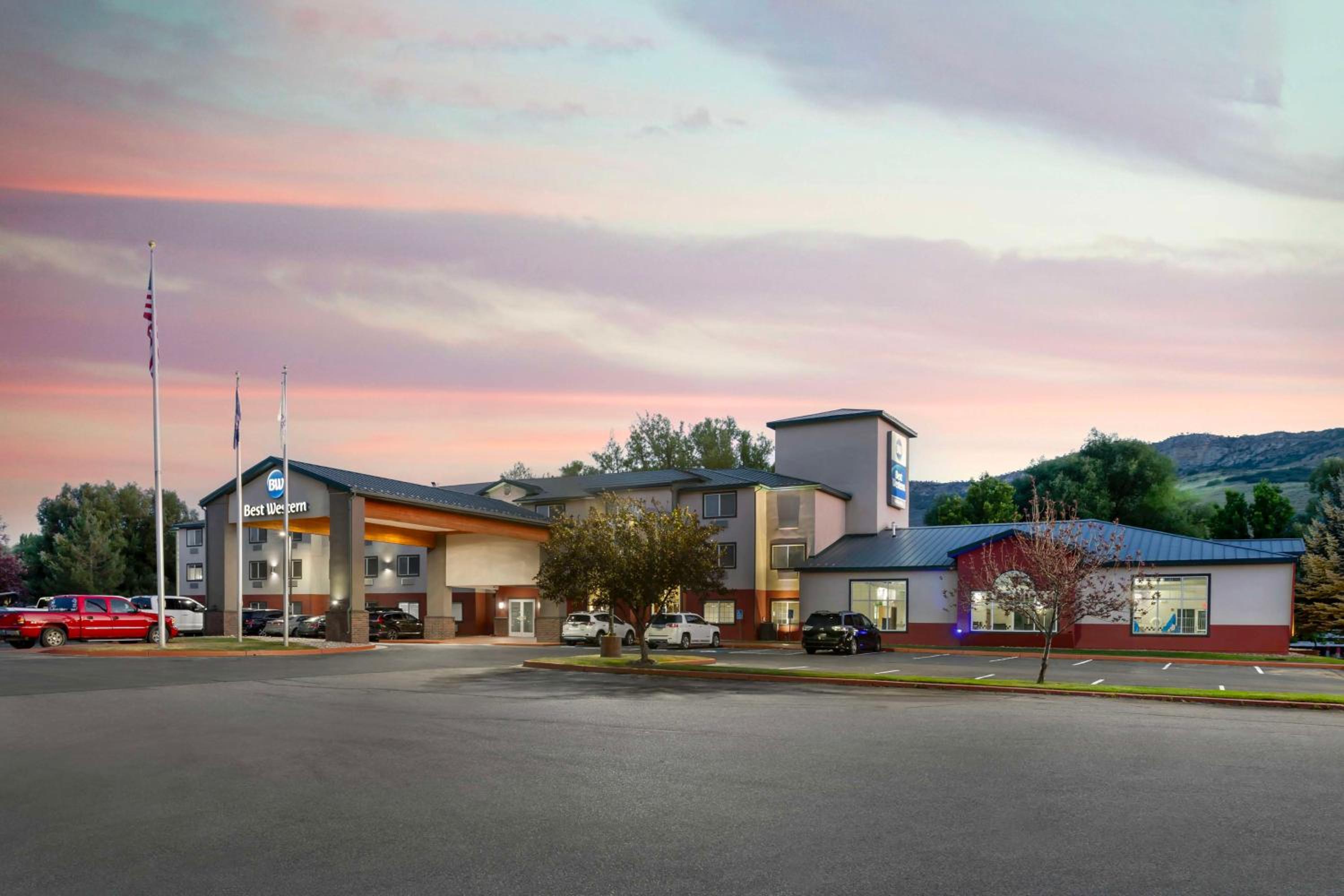 Hotel Best Western Holiday Hills - Image 1