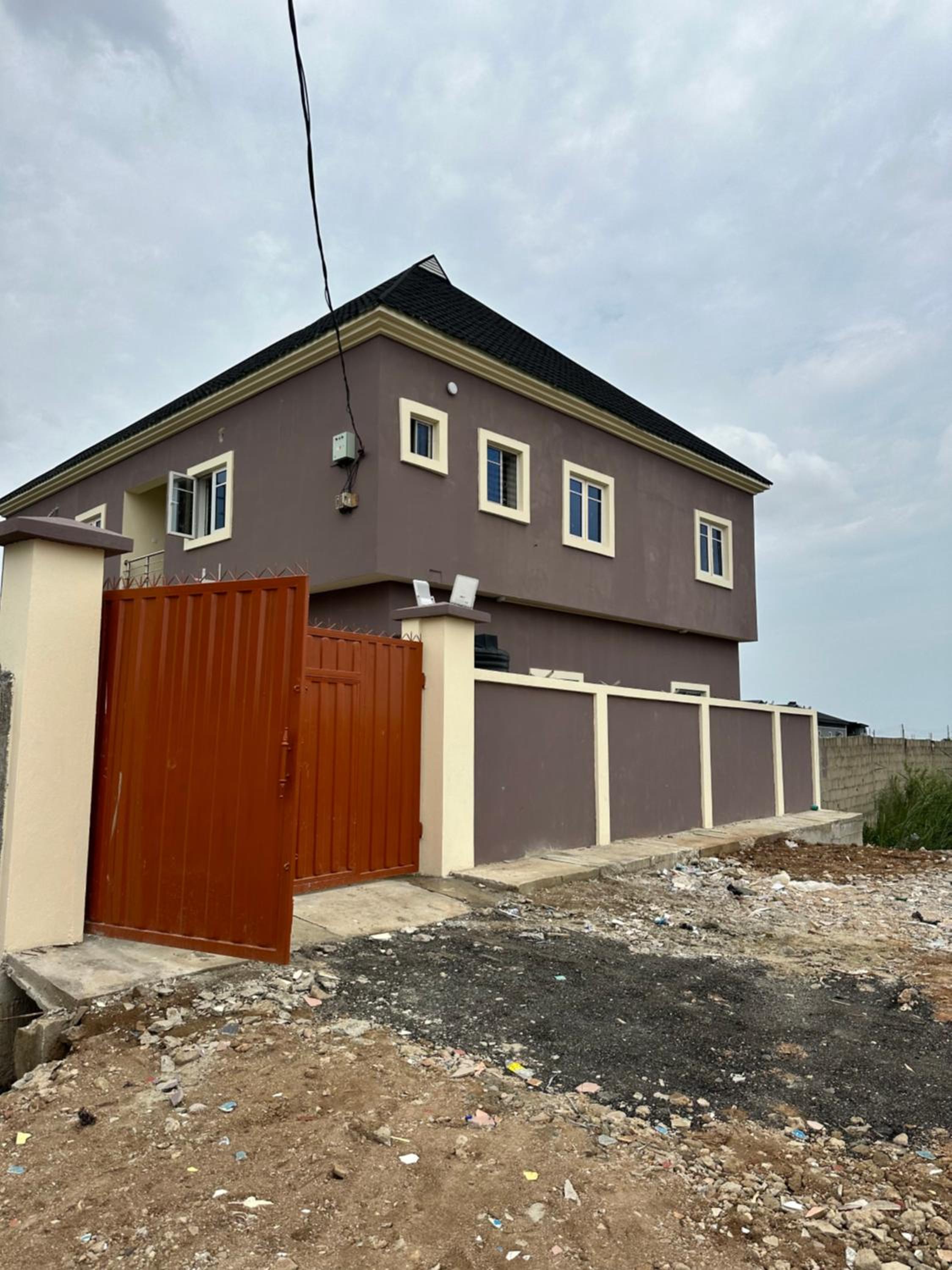 Magnanimous apartment 2bedroom flat in ogudu, 15 mins to the Airport