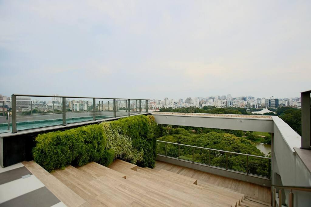 Estúdio com vista e piscina para o Parque da Redenção