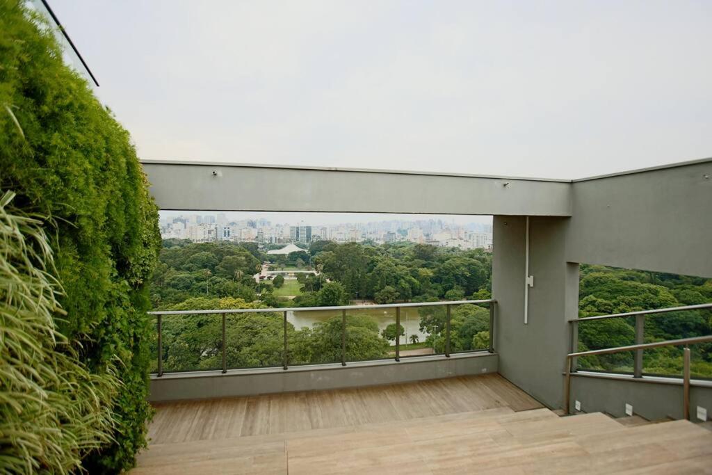 Estúdio com vista e piscina para o Parque da Redenção