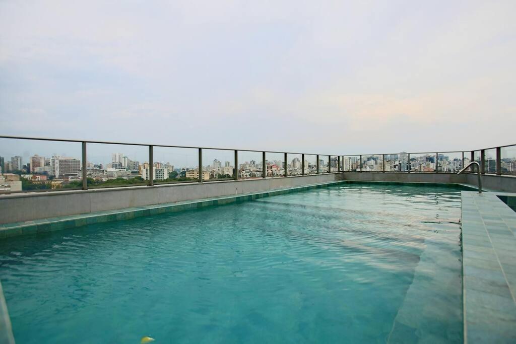 Estúdio com vista e piscina para o Parque da Redenção
