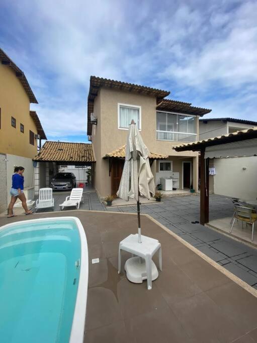 Casa com piscina, churrasqueira e ar condicionado em condomínio