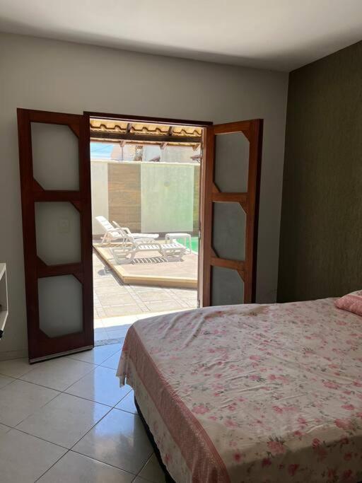 Casa com piscina, churrasqueira e ar condicionado em condomínio
