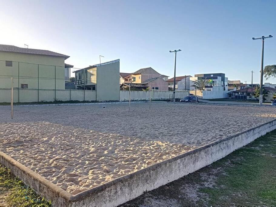 Casa com piscina, churrasqueira e ar condicionado em condomínio