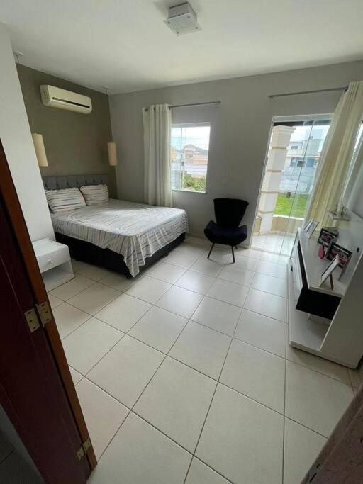 Casa com piscina, churrasqueira e ar condicionado em condomínio