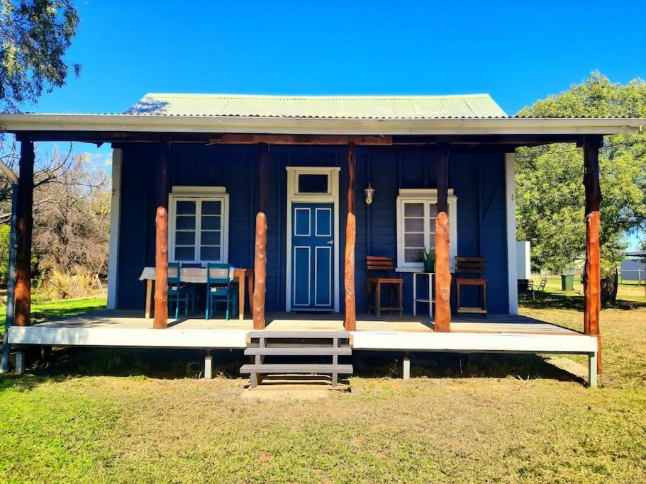 Rosewood Cottage -Entire 2 bedroom home with Netflix & WiFi