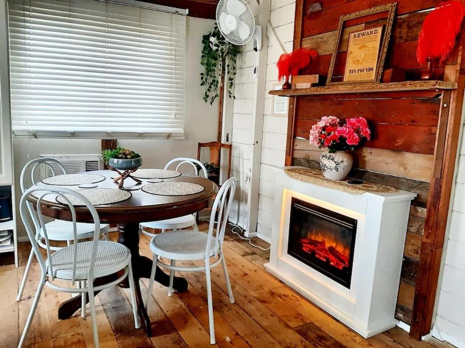 Rosewood Cottage -Entire 2 bedroom home with Netflix & WiFi