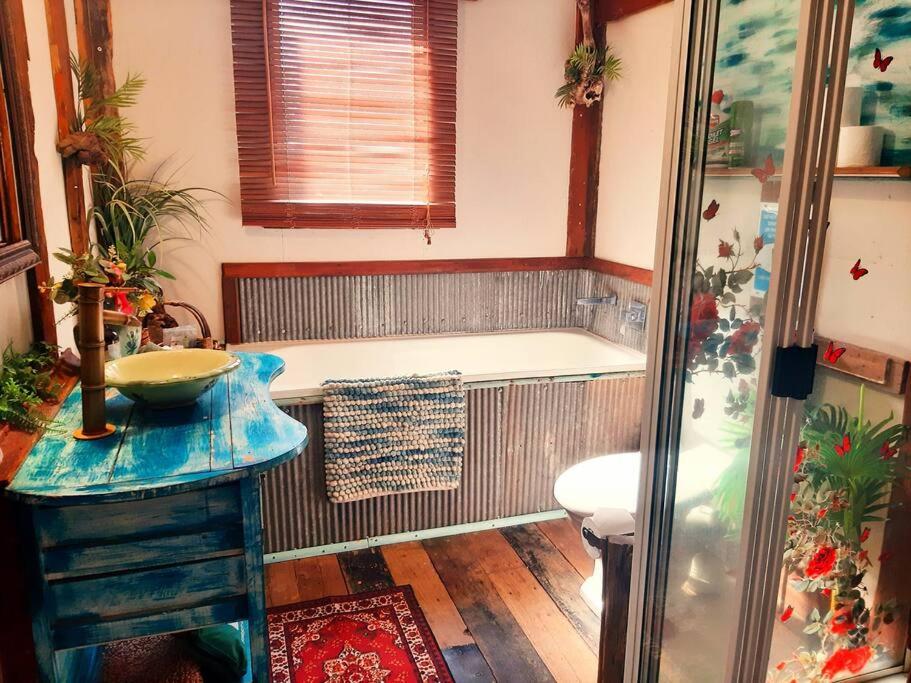 Rosewood Cottage -Entire 2 bedroom home with Netflix & WiFi
