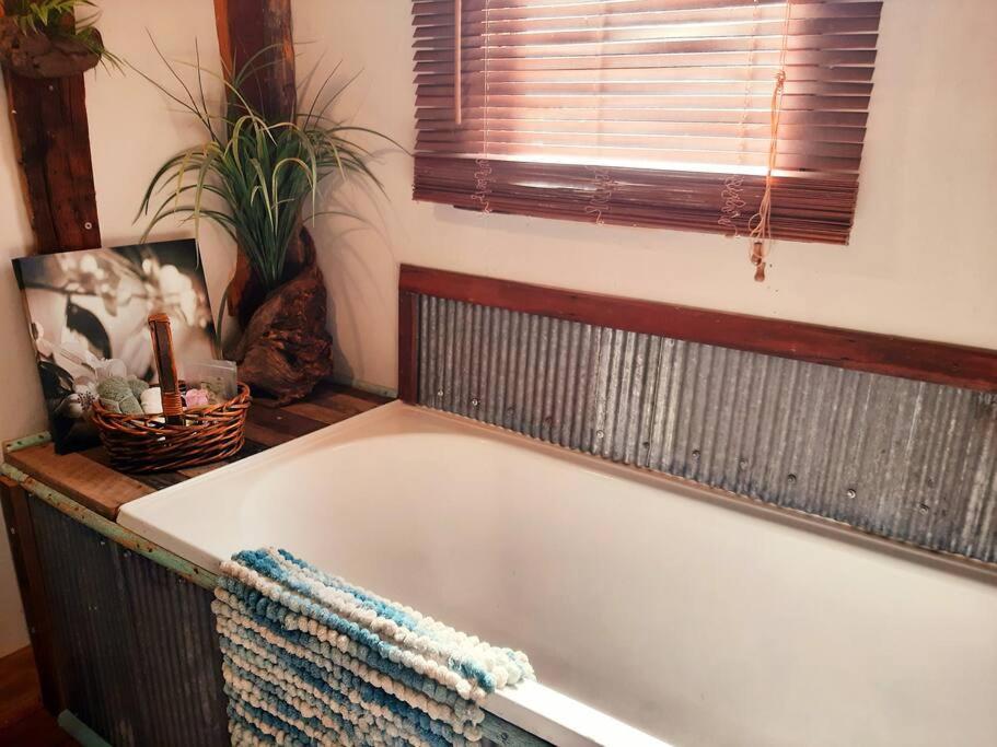 Rosewood Cottage -Entire 2 bedroom home with Netflix & WiFi