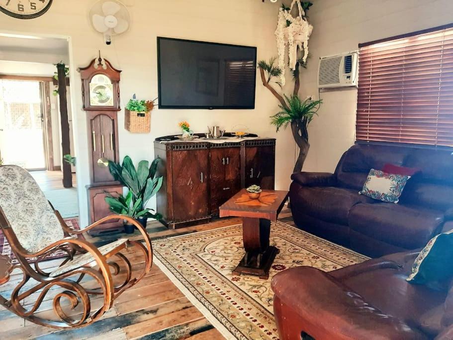 Rosewood Cottage -Entire 2 bedroom home with Netflix & WiFi