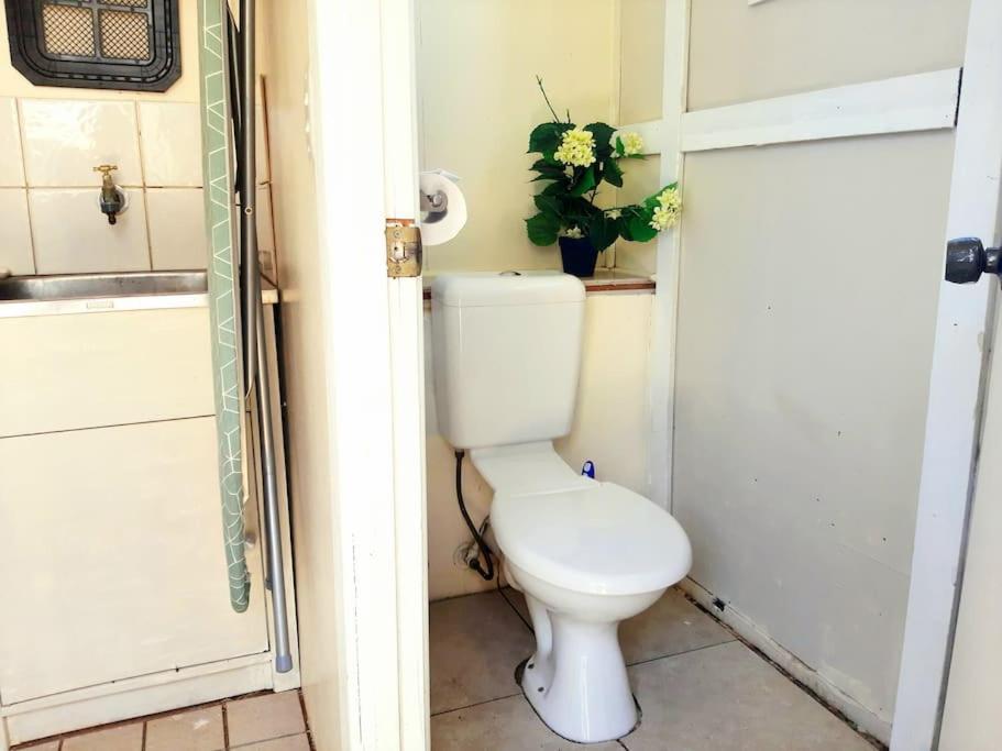 Rosewood Cottage -Entire 2 bedroom home with Netflix & WiFi