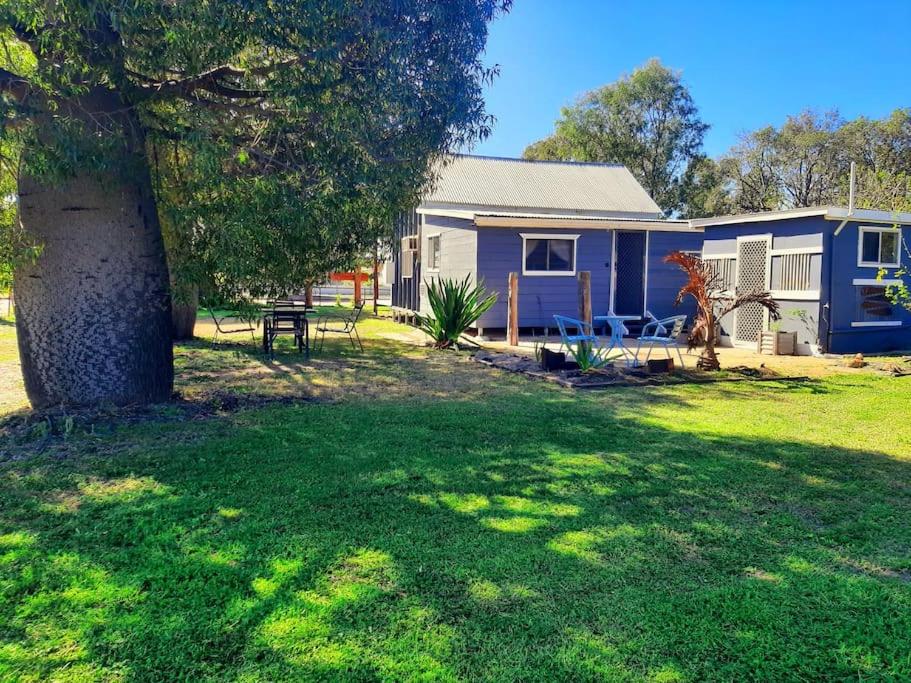 Rosewood Cottage -Entire 2 bedroom home with Netflix & WiFi