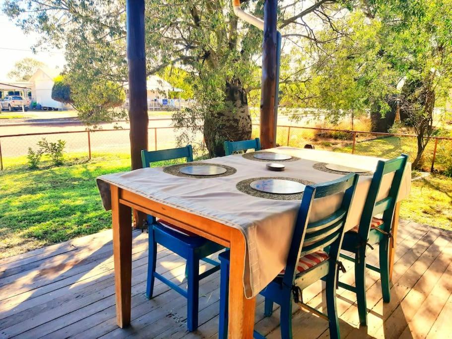 Rosewood Cottage -Entire 2 bedroom home with Netflix & WiFi