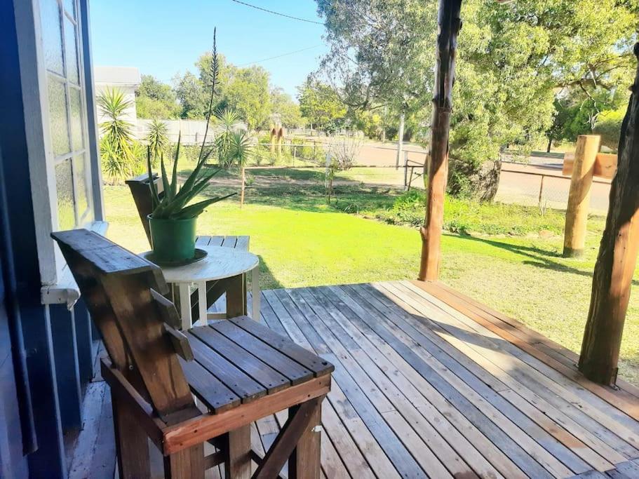 Rosewood Cottage -Entire 2 bedroom home with Netflix & WiFi