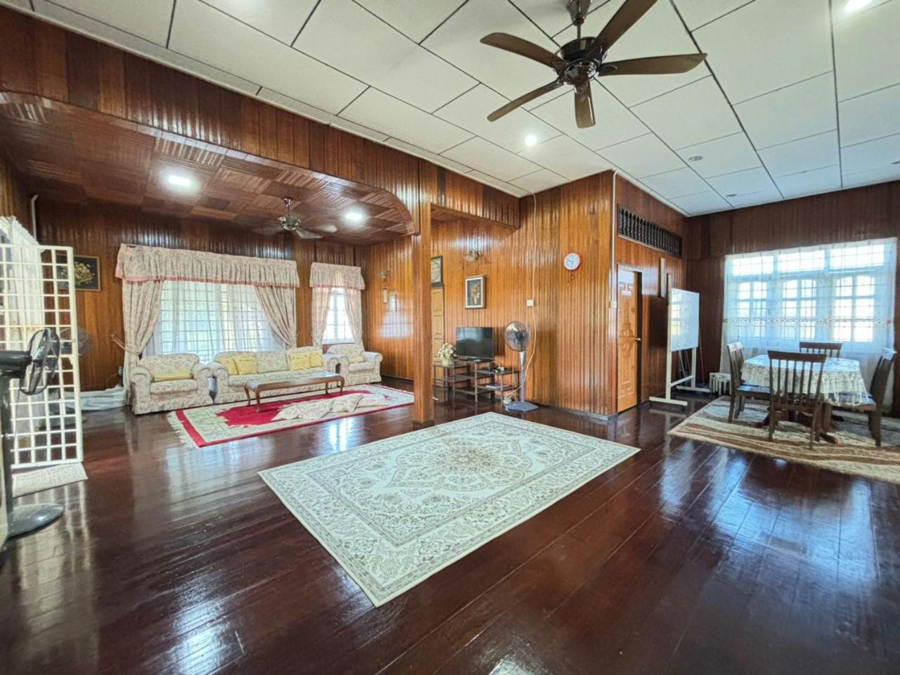 Neelofa Homestay