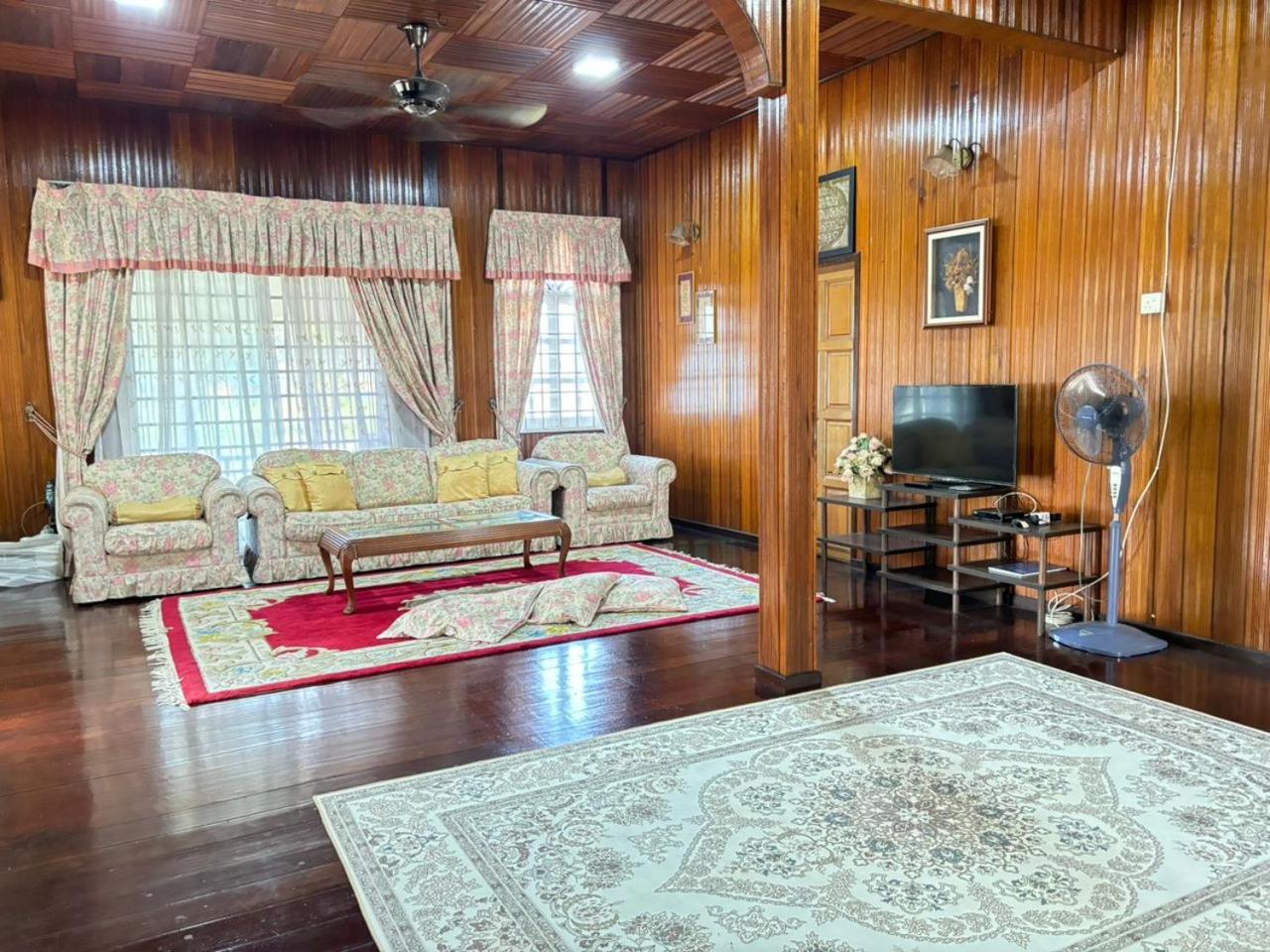 Neelofa Homestay