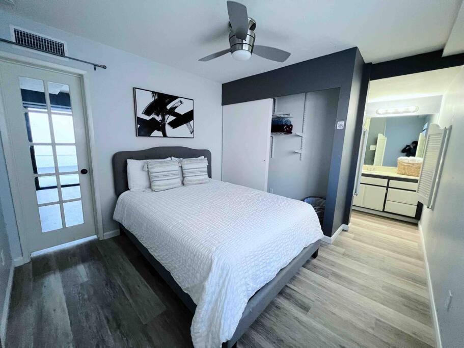 The Downtown Blue Bungalow Escape view 5