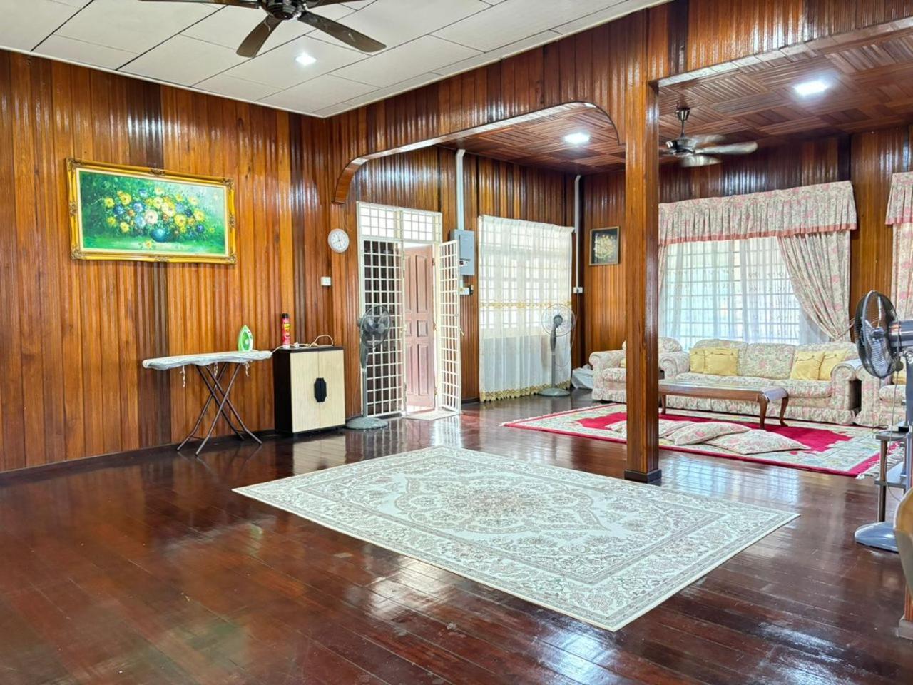 Neelofa Homestay